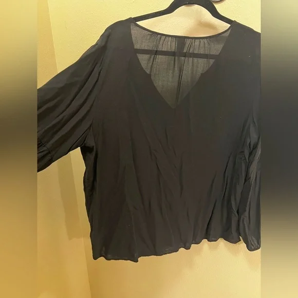 Old Navy Black Women's Blouse - Picture 6 of 6